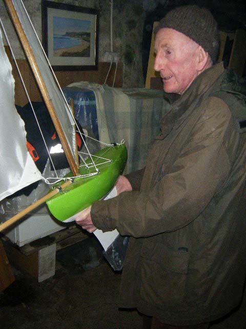 Loughie takes a look at Douglas' boat. Photo: SR